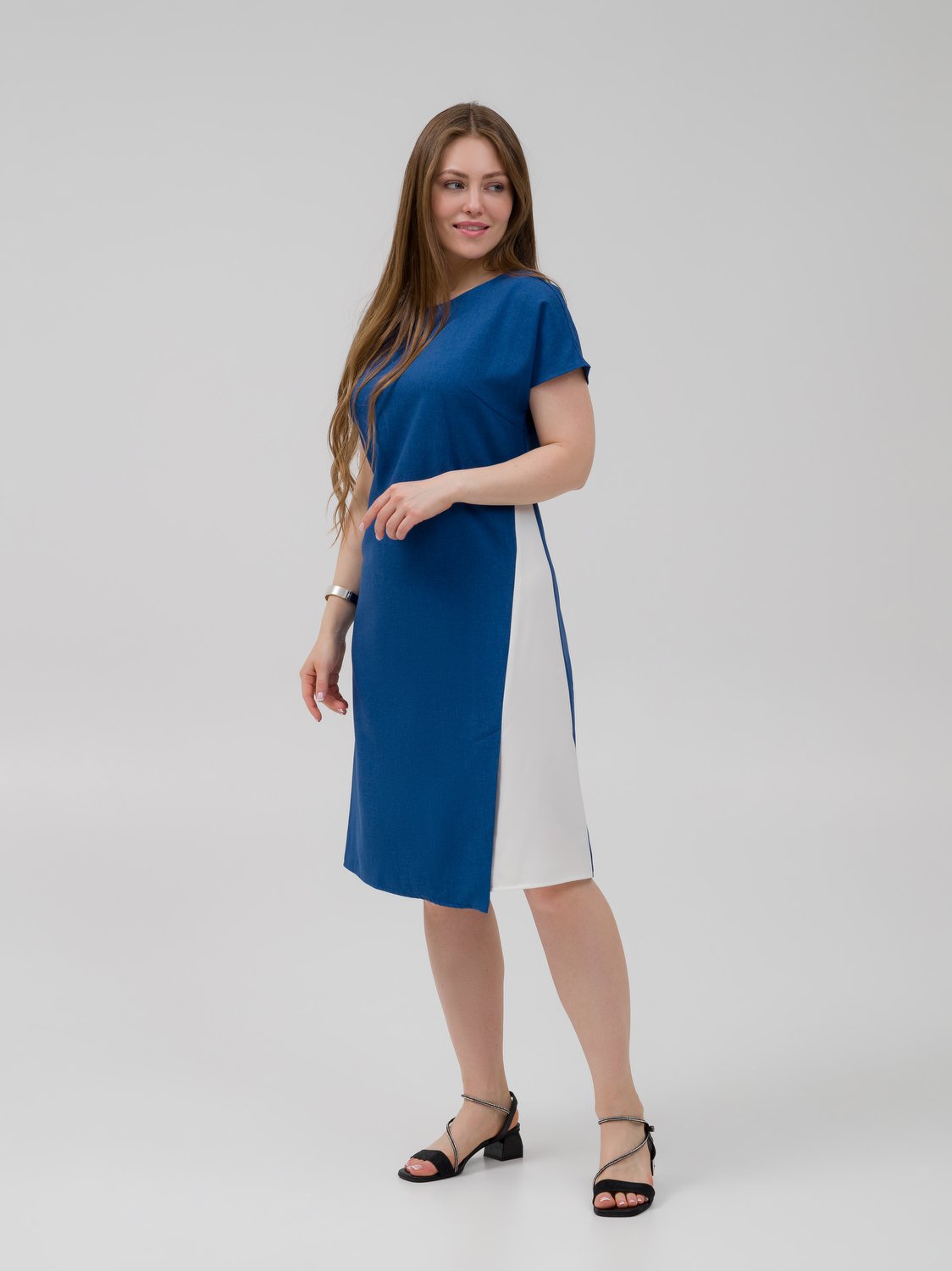 Летнее платье с контрастной отделкой синее